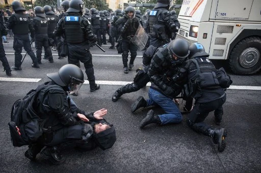 La Covid, une longue crise pour les libertés