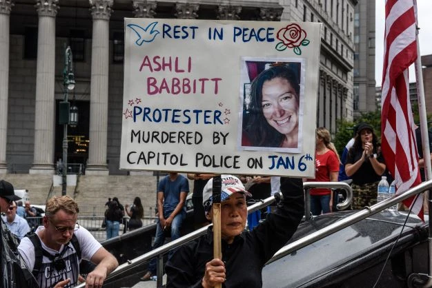 Ashli Babbitt, fanatique ultra-conservatrice ou martyre du Capitole?