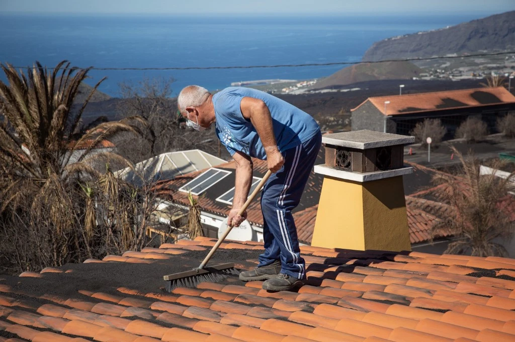 A La Palma, au pied du volcan éteint, les habitants bataillent contre les cendres