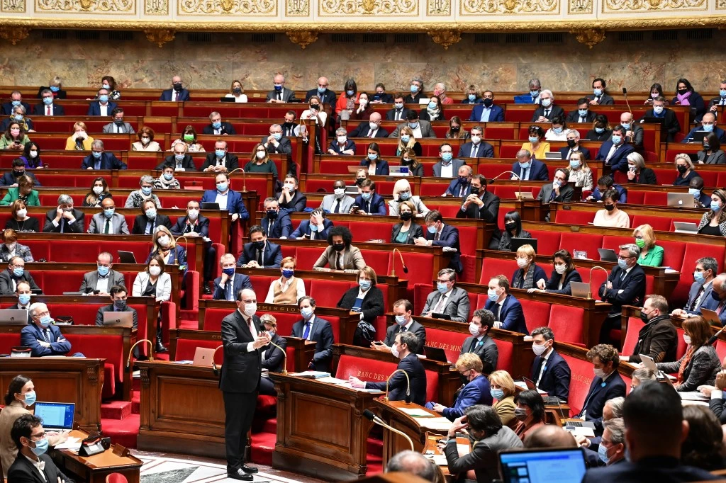 Présidentielle: la majorité à l'épreuve sur le pass vaccinal, les candidats sillonnent le terrain