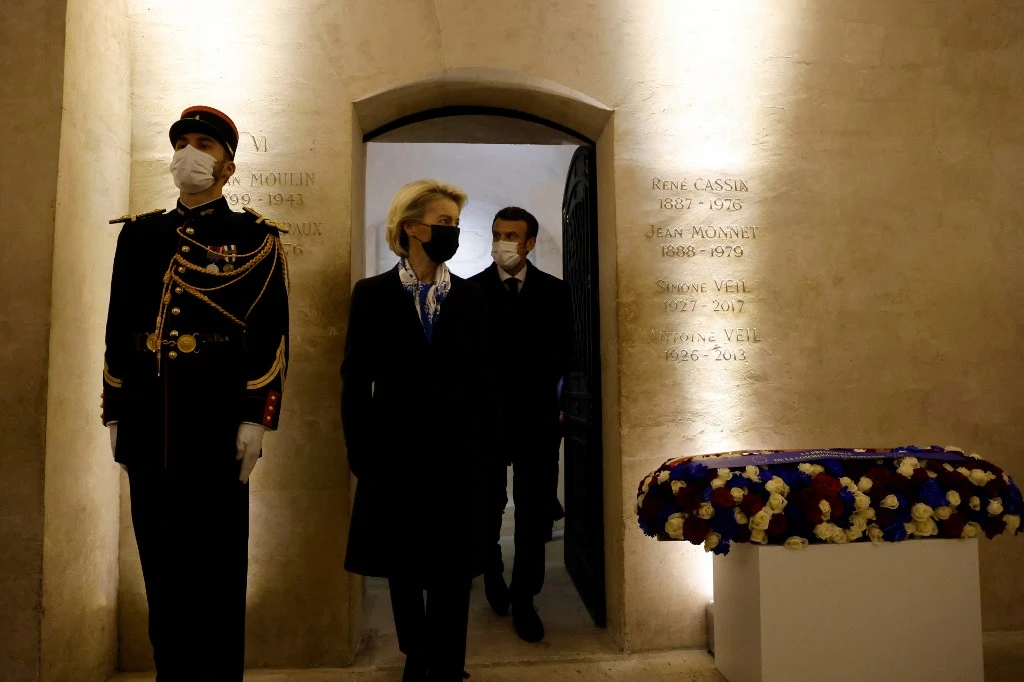 Hommage de Macron et de la Commission européenne à Simone Veil et Jean Monnet