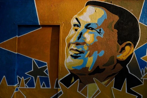 Une peinture murale représentant feu le président vénézuélien Hugo Chavez, dans la ville de Barinas, Venezuela, le 7 janvier 2022, deux jours avant que l'État de Barinas organise une nouvelle élection au poste de gouverneur. (Federico Parra/AFP)