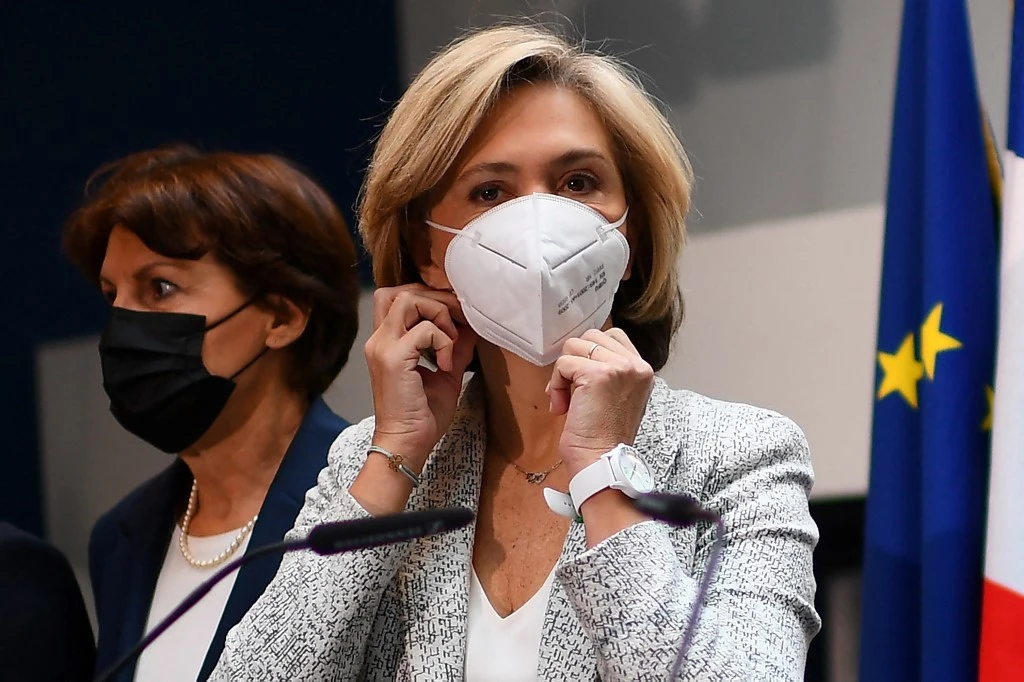 Présidentielle: Pécresse dit « bas les masques» à Macron, le « président-candidat »