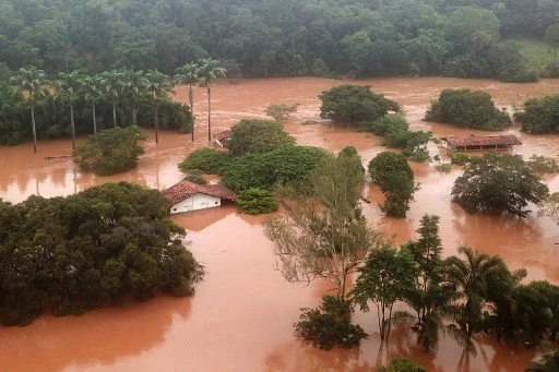Vue aérienne d’une inondation, le 10 janvier 2022, dans la municipalité brésilienne de Juatuba, située dans l'État du Minas Gerais, après des pluies extrêmement fortes ces derniers jours dans le sud-est du Brésil. (Douglas Magno/AFP)