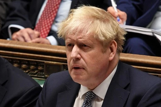 Pour sauver sa tête, Boris Johnson contre-attaque