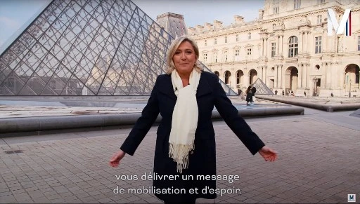 Capture d’écran prise le 15 janvier 2022 depuis la page Facebook du Rassemblement national montre la candidate du Rassemblement national (RN) du parti d'extrême droite français à l'élection présidentielle française de 2022, Marine Le Pen, prononçant un discours devant la Pyramide du Louvre à Paris. (AFP / Facebook Rassemblement national)