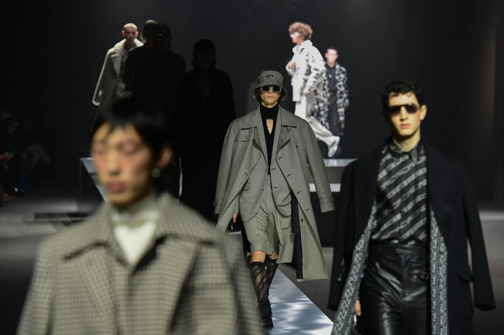 Le dandy réinventé par Fendi, doudounes glamour chez Dolce & Gabbana