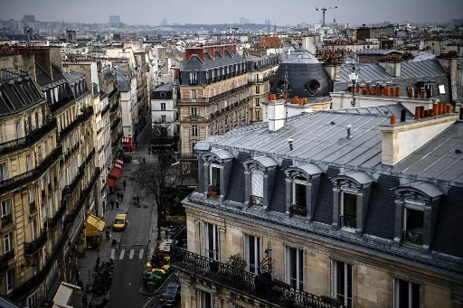 Cette photo prise le 17 janvier 2022 montre une rue et des toits du centre de Paris. (Christophe Archambault/AFP)
