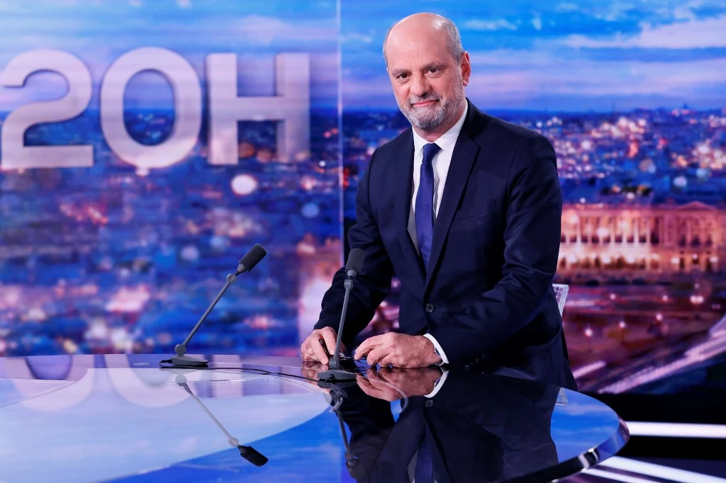 Présidentielle: Blanquer brûlé par le soleil d'Ibiza, Montebourg s'éclipse