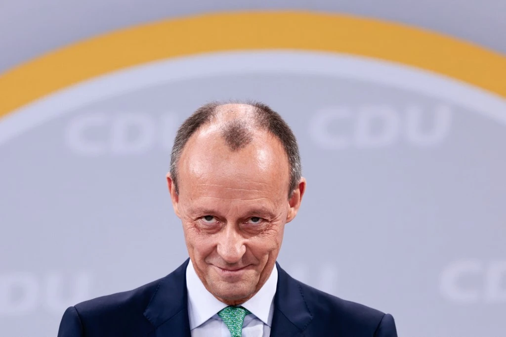 Un rival d'Angela Merkel élu nouveau président des conservateurs allemands