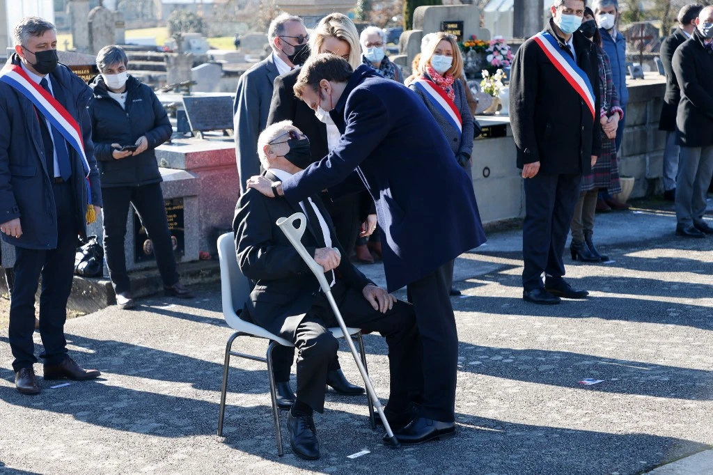 Macron décore l'ultime rescapé du massacre d'Oradour