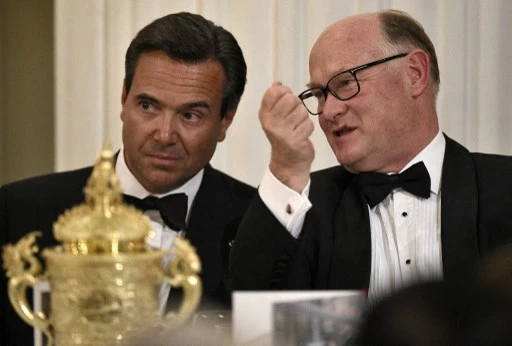 Antonio Horta-Osorio (à gauche), s'entretient avec le président du groupe HSBC Douglas Flint lors d’un dîner de banquiers à The Mansion House à Londres le 10 juin 2015. (Léon Neal/AFP)