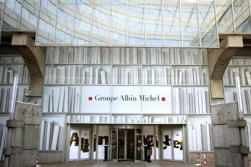 Une photo prise le 31 janvier 2011 à Paris, montre l'entrée des bureaux du groupe Edition Albin Michel. (Loïc Venance/AFP)