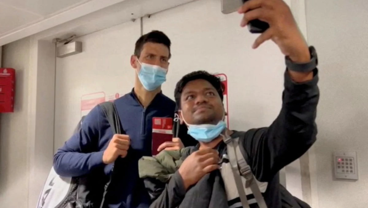 Au lieu de jouer son match en Australie, Djokovic prend des photos avec des fans à l’aéroport de Dubaï
