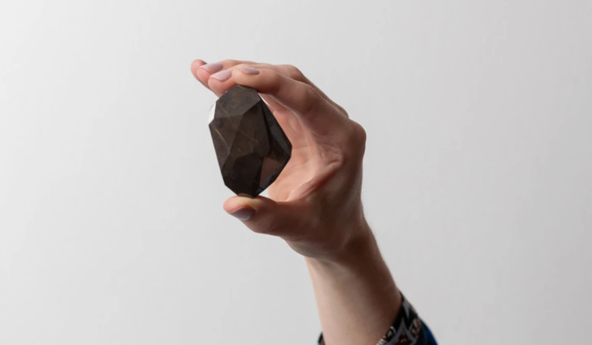 Un diamant noir de 555,55 carats exposé par la maison Sotheby’s à Dubaï