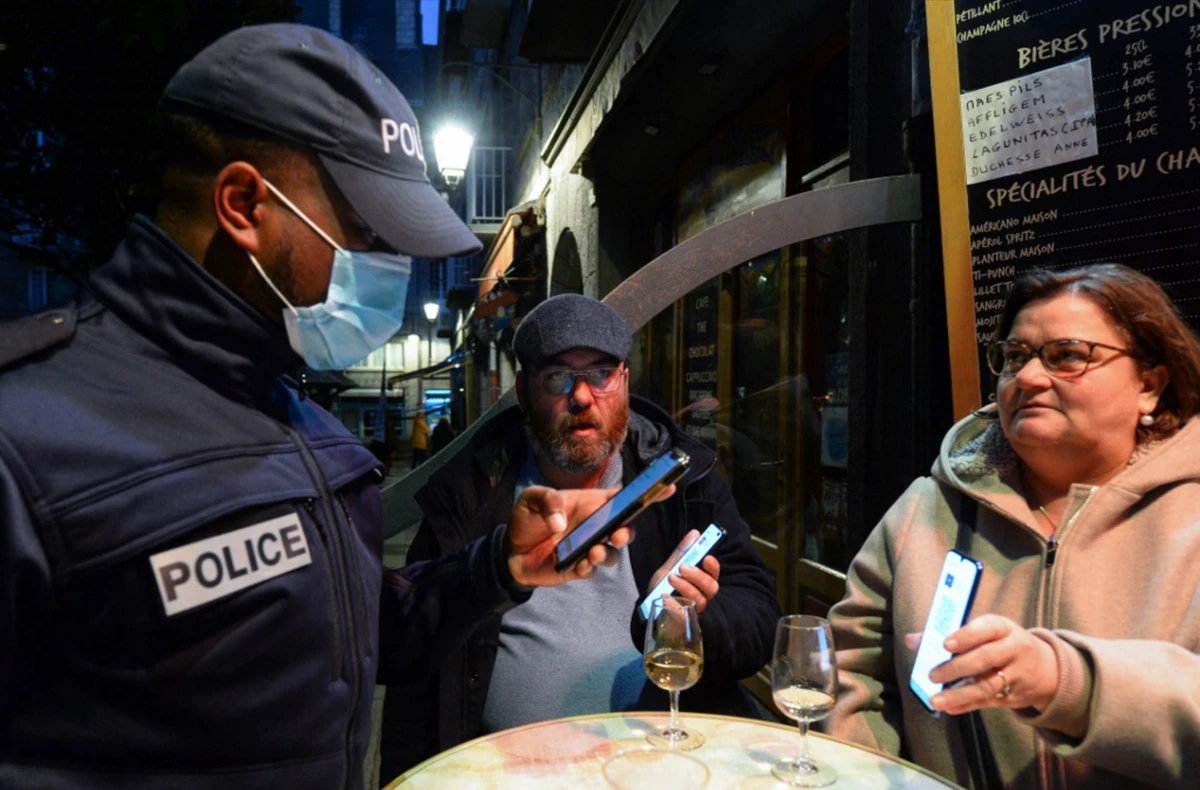 Faux pass sanitaires: enquête ouverte après un article du Parisien
