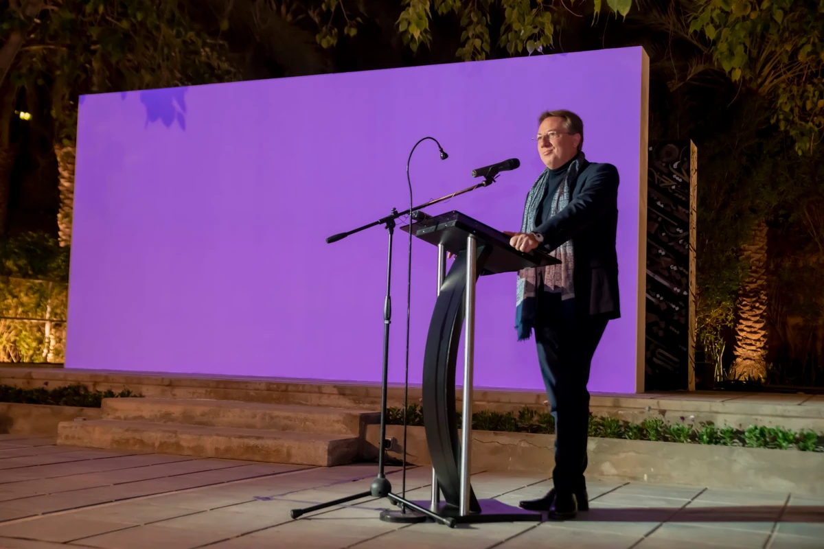 L’ambassadeur de France à Riyad, M. Ludovic Pouille, s’adressant aux invités lors de la soirée de clôture du Festival du design saoudien à la résidence de France à Riyad. (Photo tirée du compte Twitter @ludovic_pouille)