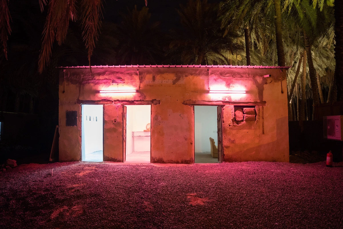 Installation de Sofiane Si Merabet (The Confused Artist), It’s Not Early Anymore, 2022, Mabiti AlUla, The Oasis Reborn Art residency 1. (fournie)