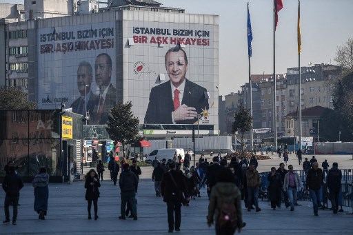 Une affiche électorale géante du président turc Recep Tayyip Erdogan, avec le slogan "Istanbul est une histoire d'amour pour nous" sur la façade d'un immeuble le 26 mars 2019 à Istanbul. (Ozan Kose/AFP)