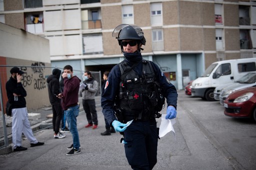 Opération anti-drogue dans la "Cité des Oliviers, un quartier nord de Marseille, dans le sud de la France, le 25 mars 2020. (Clément Mahoudeau/AFP)