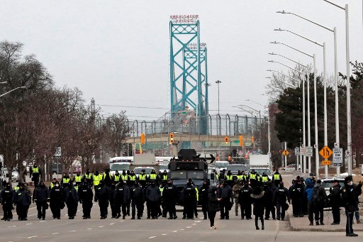 Contestation au Canada: un pont frontalier stratégique rouvert à la circulation, impasse à Ottawa