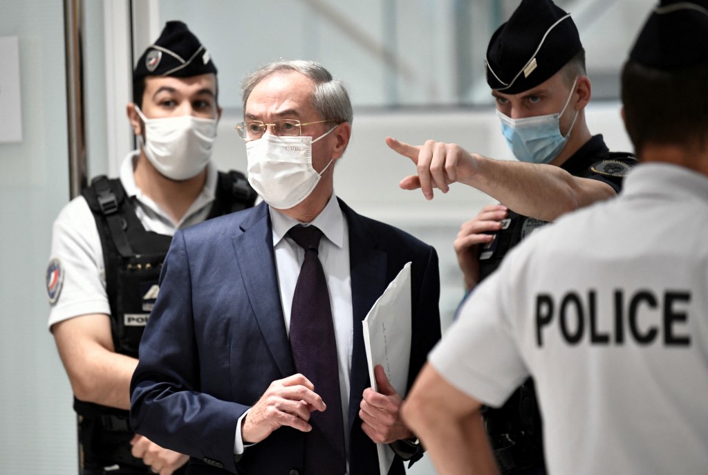 Dans cette photo d'archive prise le 18 octobre 2021, l'ancien ministre de l'Intérieur Claude Guéant arrive pour son procès dans l'affaire des sondages de l'Elysée au palais de justice de Paris. STEPHANE DE SAKUTIN / AFP