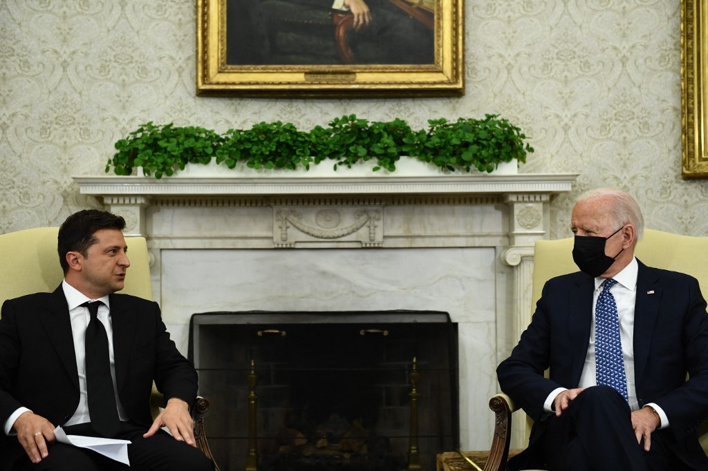 Sur cette photo d'archive prise le 1er septembre 2021, le président américain Joe Biden (à droite) rencontre le président ukrainien Volodymyr Zelensky dans le bureau ovale de la Maison Blanche à Washington, DC. Biden s'est longuement entretenu le 13 février 2022 avec son homologue ukrainien Zelensky du renforcement militaire de la Russie le long des frontières ukrainiennes (AFP)