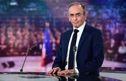 Le candidat à la présidence Eric Zemmour, chef du parti d'extrême droite Reconquete! pose avant l'émission politique «Partie de campagne» sur le plateau de la chaîne de télévision française TF1, le 13 février 2022. (Bertrand Guay/AFP)