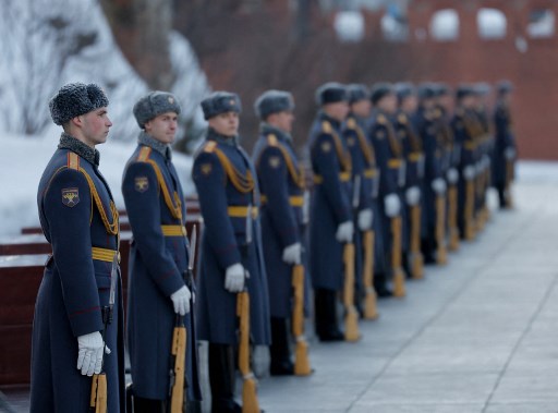 Des soldats russes de la garde d'honneur assistent à une cérémonie de dépôt de gerbes sur la Tombe du Soldat inconnu près du mur du Kremlin à Moscou, le 15 février 2022. Le chancelier allemand Olaf Scholz était attendu à Moscou le 15 février à la recherche d'une solution diplomatique pour éviter une guerre en Ukraine. (Maxim Shemetov/Pool/AFP)