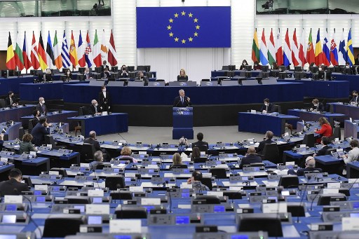 Le président colombien Ivan Duque Marquez (au centre) prononce un discours lors d'une session plénière au Parlement européen à Strasbourg, le 15 février 2022. (Frédérick Florin/AFP)