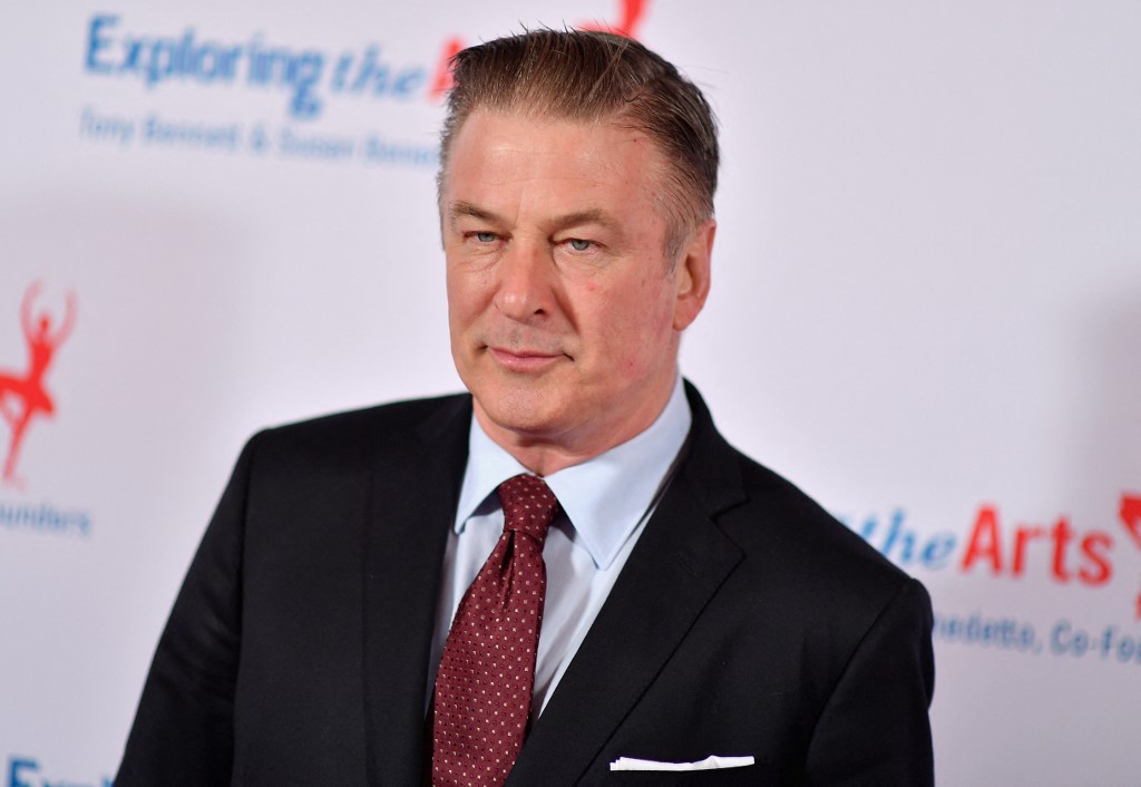 Sur cette photo d'archive prise le 12 avril 2019, l'acteur Alec Baldwin assiste au gala du 20e anniversaire "Exploring the Arts" au Hammerstein Ballroom à New York. La famille d'une cinéaste tuée par le tir accidentel d'un revolver sur le tournage du western "Rust" a porté plainte mardi contre l'acteur Alec Baldwin, réclamant des dommages et intérêts "substantiels" (AFP)
