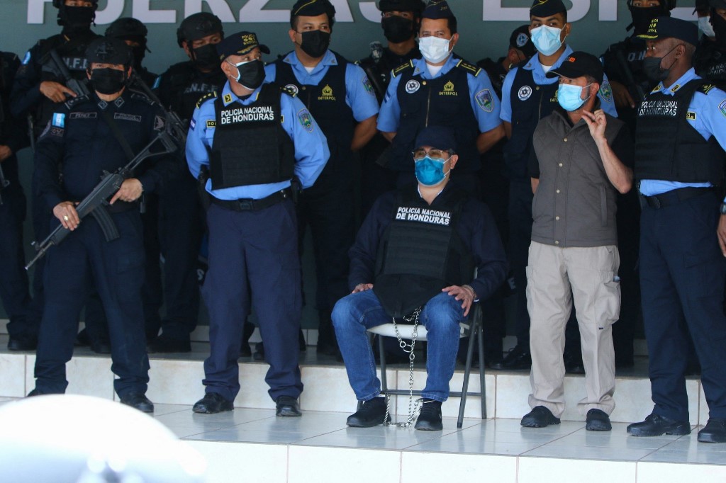 Honduras: l'ex-président Hernandez, réclamé par les Etats-Unis, se livre à la police