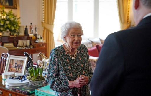 Elizabeth II reçoit en personne après une frayeur liée à la Covid