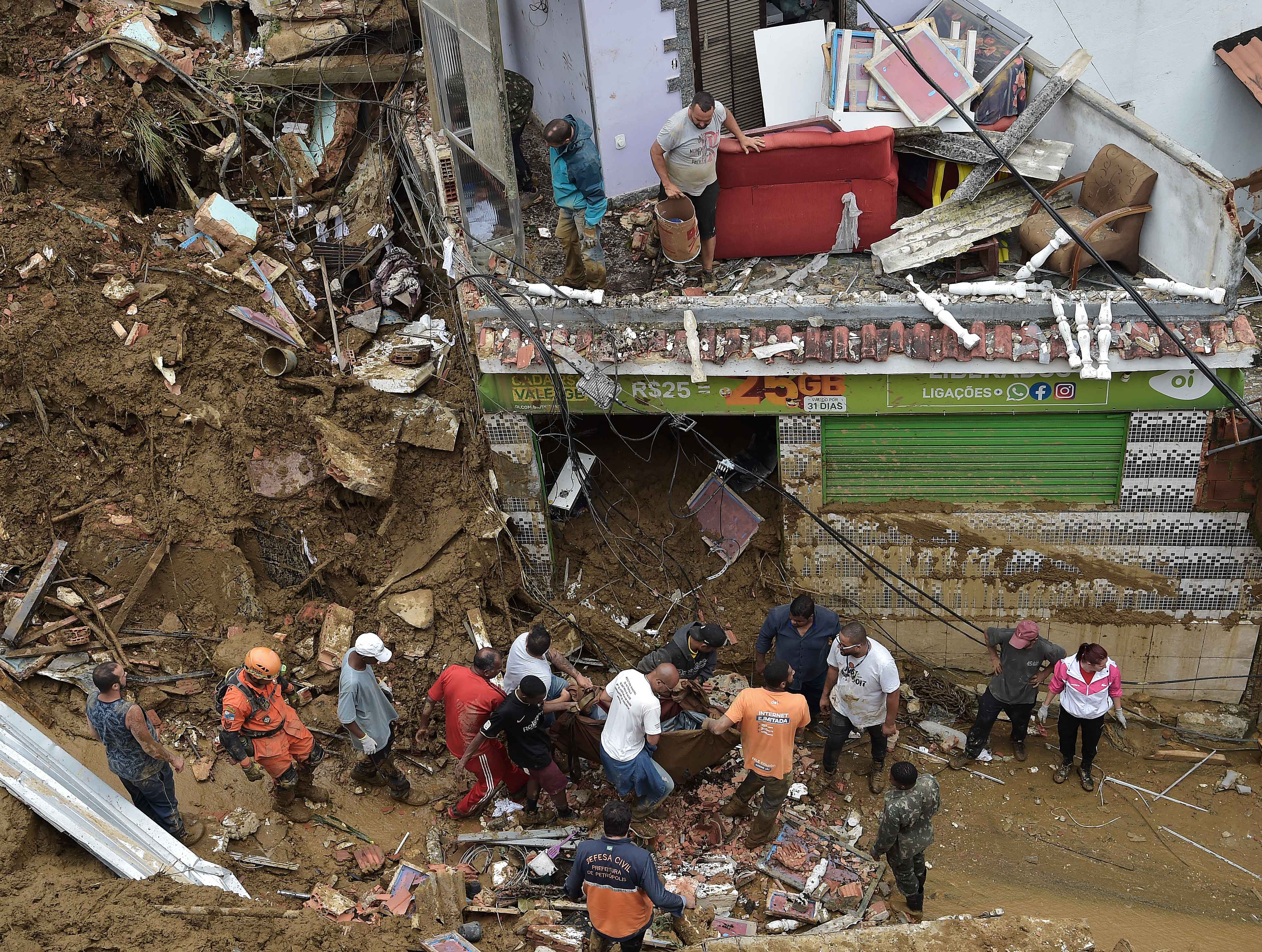 Brésil: le bilan des inondations de Petropolis s'alourdit à 78 morts
