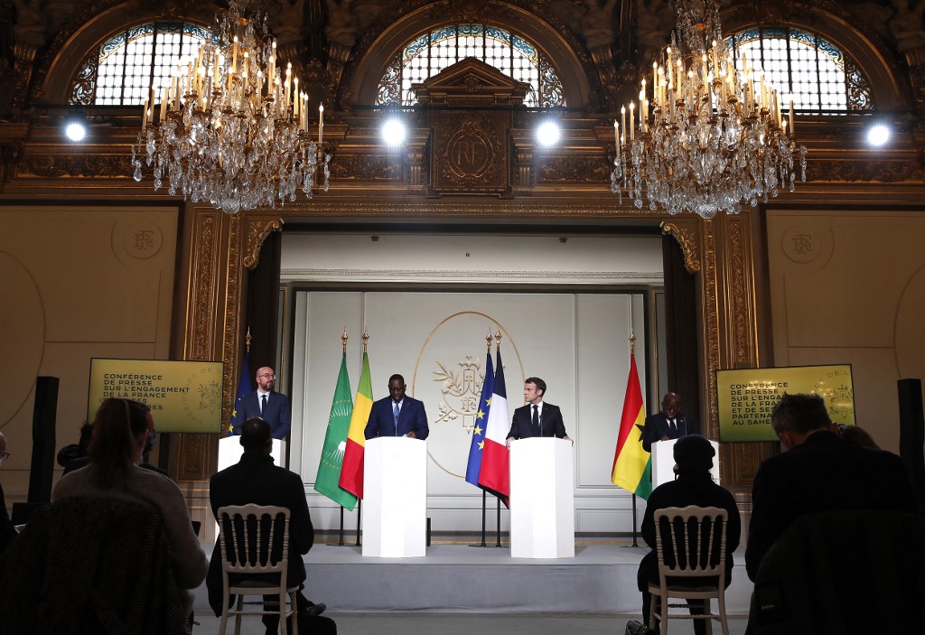 Le président français Emmanuel Macron, flanqué du président ghanéen Nana Afuko Addo (D), du président sénégalais Macky Sall (2-G) et du président du Conseil européen Charles Michel (G), tient une conférence de presse conjointe sur l'engagement de la France dans la région du Sahel, à l'Elysée, à Paris le 17 février 2022. La France a annoncé le 17 février 2022 qu'elle retirait ses troupes du Mali en raison d'une rupture des relations avec la junte au pouvoir, après près de 10 ans de lutte contre une insurrection djihadiste. (AFP)