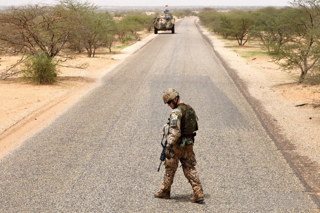 Cette photo d'archive prise le 2 août 2018 montre un soldat allemand du détachement de parachutistes de la MINUSMA (Mission multidimensionnelle intégrée des Nations Unies pour la stabilisation au Mali) à la recherche d'un engin explosif (IED) lors d'une patrouille sur la route de Gao à Gossi, Mali .(AFP)