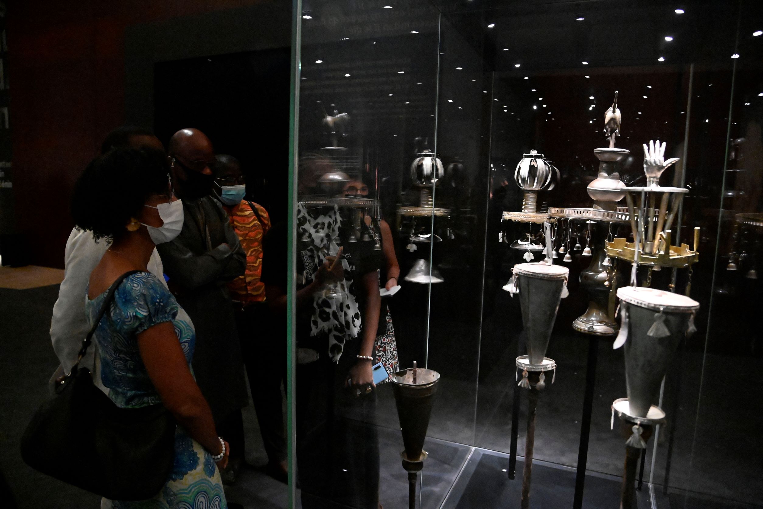 Le Bénin expose pour la première fois ses 26 trésors restitués par la France