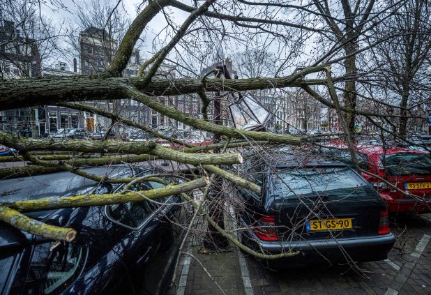 La tempête Eunice balaie le nord de l'Europe, faisant au moins 16 morts