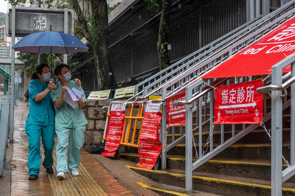 Covid: la Chine aide Hong Kong à construire des centres de quarantaine