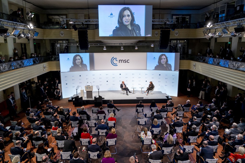 L'Otan se renforcera dans l'Est de l'Europe en cas d'attaque russe, menace Kamala Harris