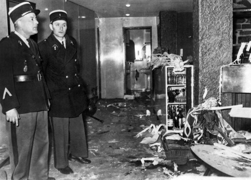 Sur cette photo d'archive prise le 31 mars 1961, deux gendarmes français se tiennent dans l'appartement dévasté du maire socialiste français (SFIO) d'Evian-les-Bains Camille Blanc, après qu’une bombe posée par l'Organisation Armée Secrète - OAS) a explosé, tuant le maire et blessant sa femme. Camille Blanc a été tué quelques semaines avant l'ouverture des négociations de paix entre le gouvernement français et le Front de libération nationale (FLN) algérien à Évian. (AFP)