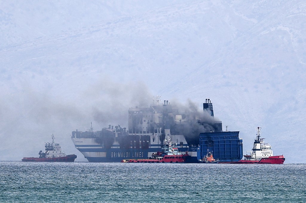 De la fumée s'élève du ferry italien Euroferry Olympia, qui est en feu, sur l'île ionienne grecque de Corfou. (AFP).