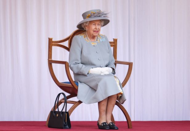 La reine Elizabeth II positive au Covid avec des symptômes «légers»
