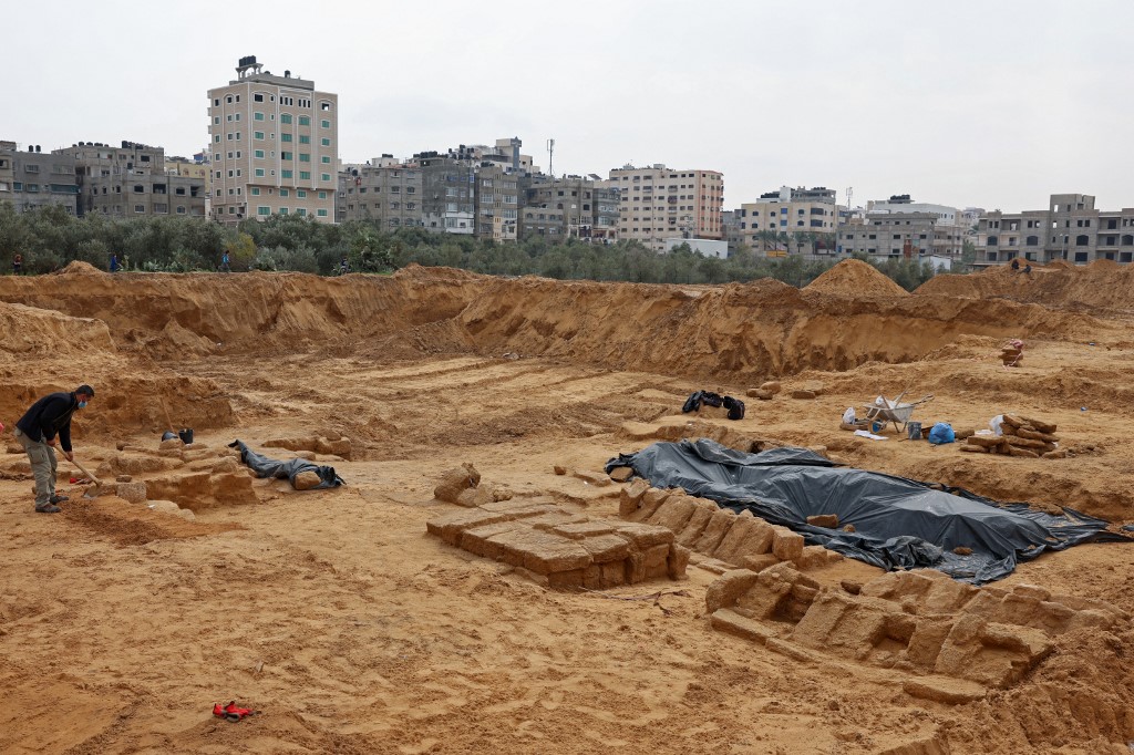 Des ouvriers découvrent des tombes de l'époque romaine sur un chantier à Gaza