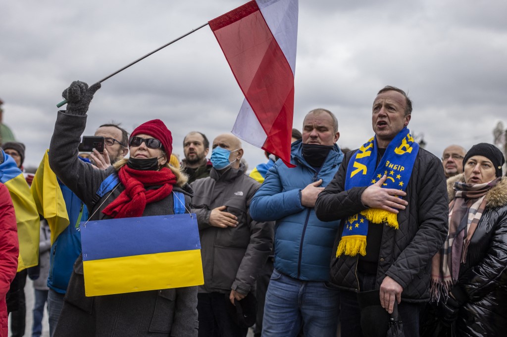« Pas touche à l'Ukraine »: manifestation à Varsovie