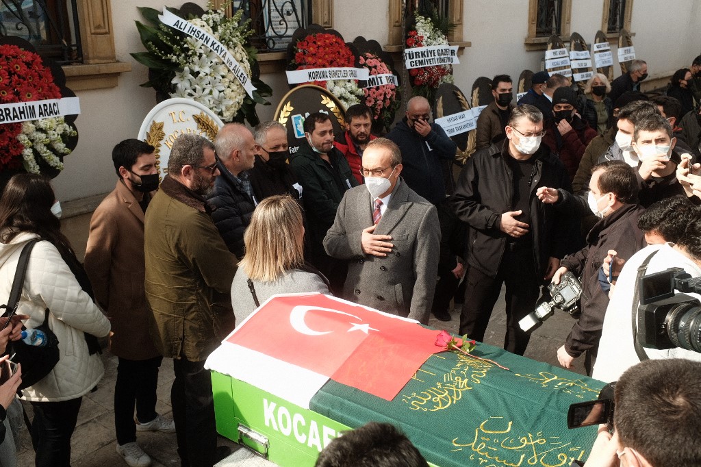 Turquie: plusieurs centaines de personnes aux funérailles du journaliste tué par balles