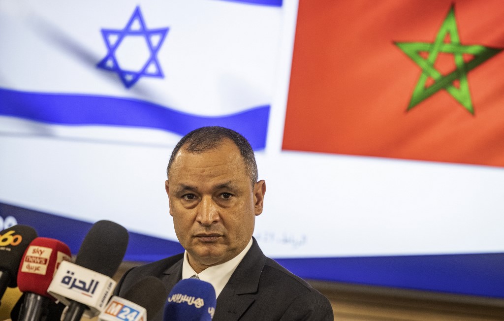 Le ministre marocain de l'Industrie et du Commerce Ryad Mezzour s'adresse aux médias sous les drapeaux de son pays et d'Israël après sa rencontre avec la ministre israélienne de l'Economie Orna Barbivai à Rabat le 21 février 2022. (AFP)