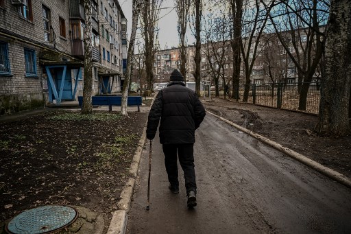 Un homme âgé se promène dans la ville d'Avdiivka, dans l'est de l'Ukraine, le 21 février 2022. (Aris Messinis / AFP)