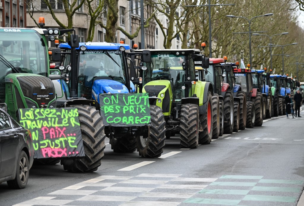 « Plein les bottes » : des centaines d'agriculteurs protestent dans le nord
