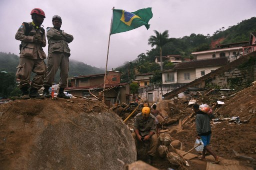 Dans cette photo d'archive prise le 19 février 2022, des pompiers sont vus lors d'une mission de sauvetage après un glissement de terrain géant dans le quartier de Caxambu à Petropolis, au Brésil. Le bilan des crues soudaines et des glissements de terrain qui ont frappé la ville brésilienne de Petropolis est passé à 182 morts le 22 février 2022. (Mauro Pimentel/AFP)